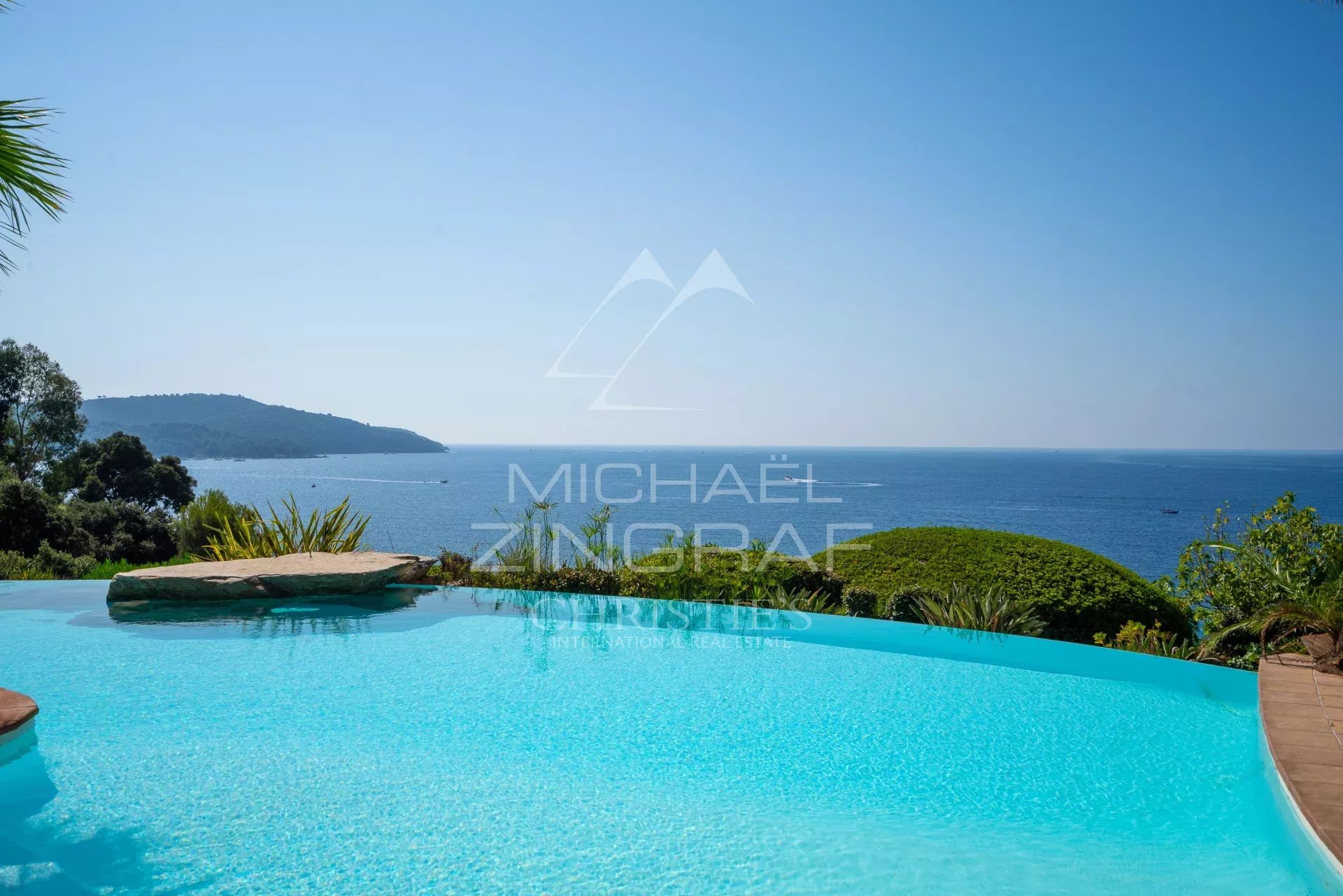 Villa pieds dans l’eau à La Croix-Valmer Vue de la piscine avec la mer en arrière-plan à La Croix-Valmer, secteur de Gigaro.