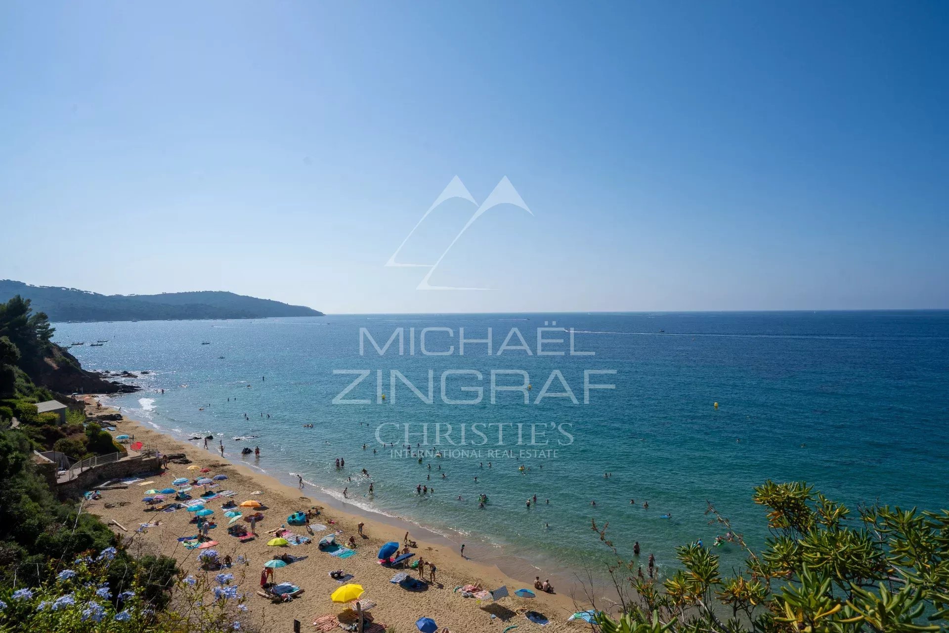 Plage de Gigaro Plage de Gigaro avec des parasols et des baigneurs, vue sur la mer Méditerranée.