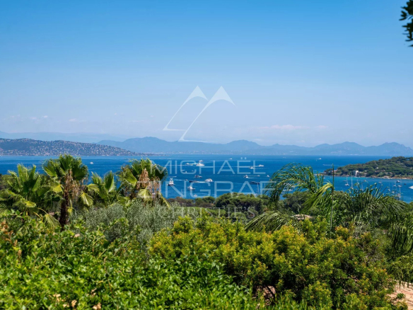 Vue panoramique sur la mer depuis une propriété à Saint-Tropez, entourée de verdure.