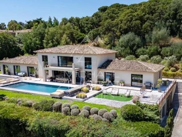 Vue d'une propriété moderne avec piscine à Saint-Tropez, entourée de verdure.