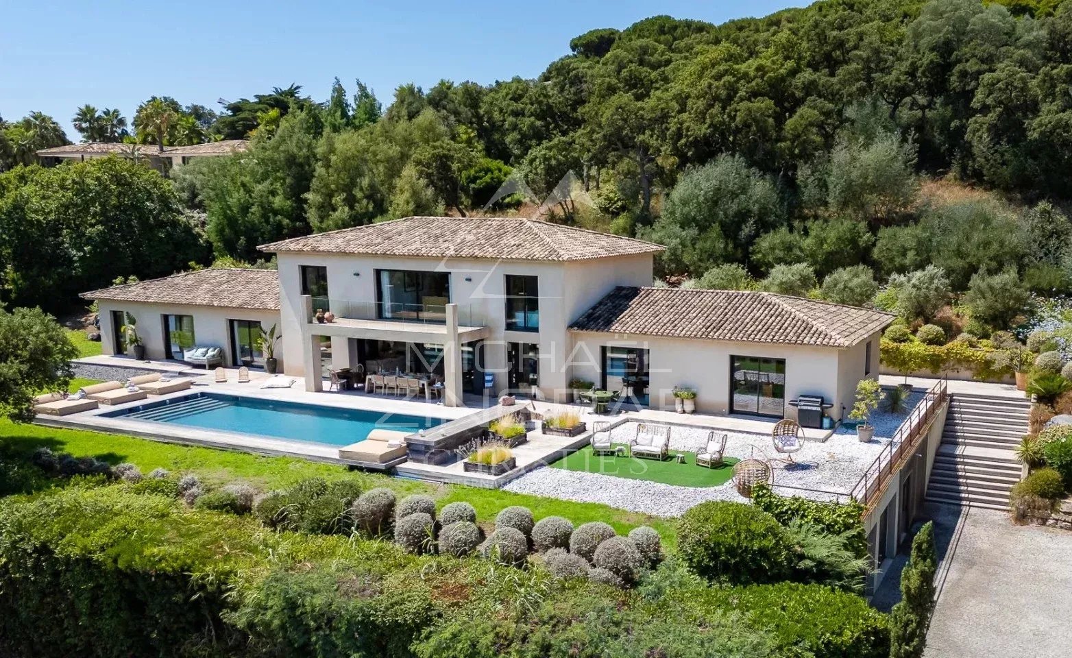 Propriété moderne à Saint-Tropez Vue d'une propriété moderne avec piscine à Saint-Tropez, entourée de verdure.