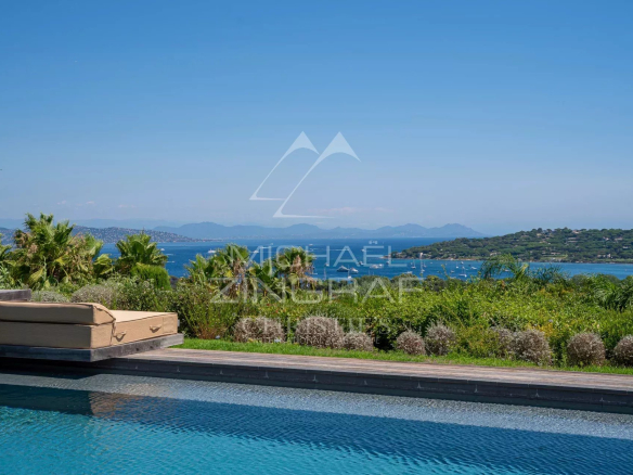 Vue panoramique sur la mer depuis une propriété avec piscine à Saint-Tropez.