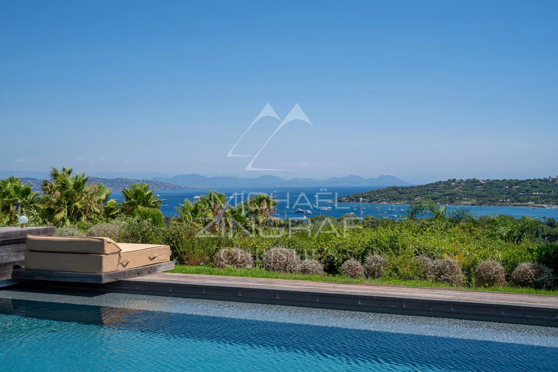 Propriété avec vue à Saint-Tropez Vue panoramique sur la mer depuis une propriété avec piscine à Saint-Tropez.