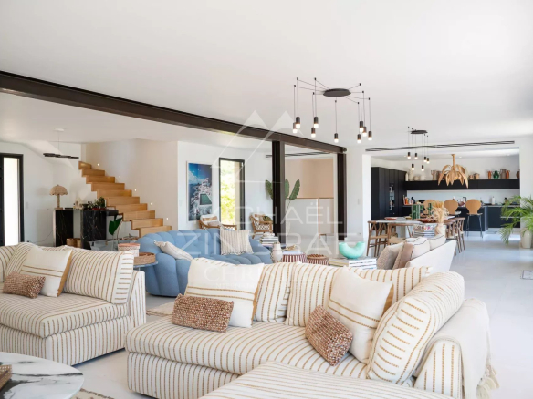 Intérieur d'une propriété moderne à Saint-Tropez avec salon spacieux et décoration contemporaine.