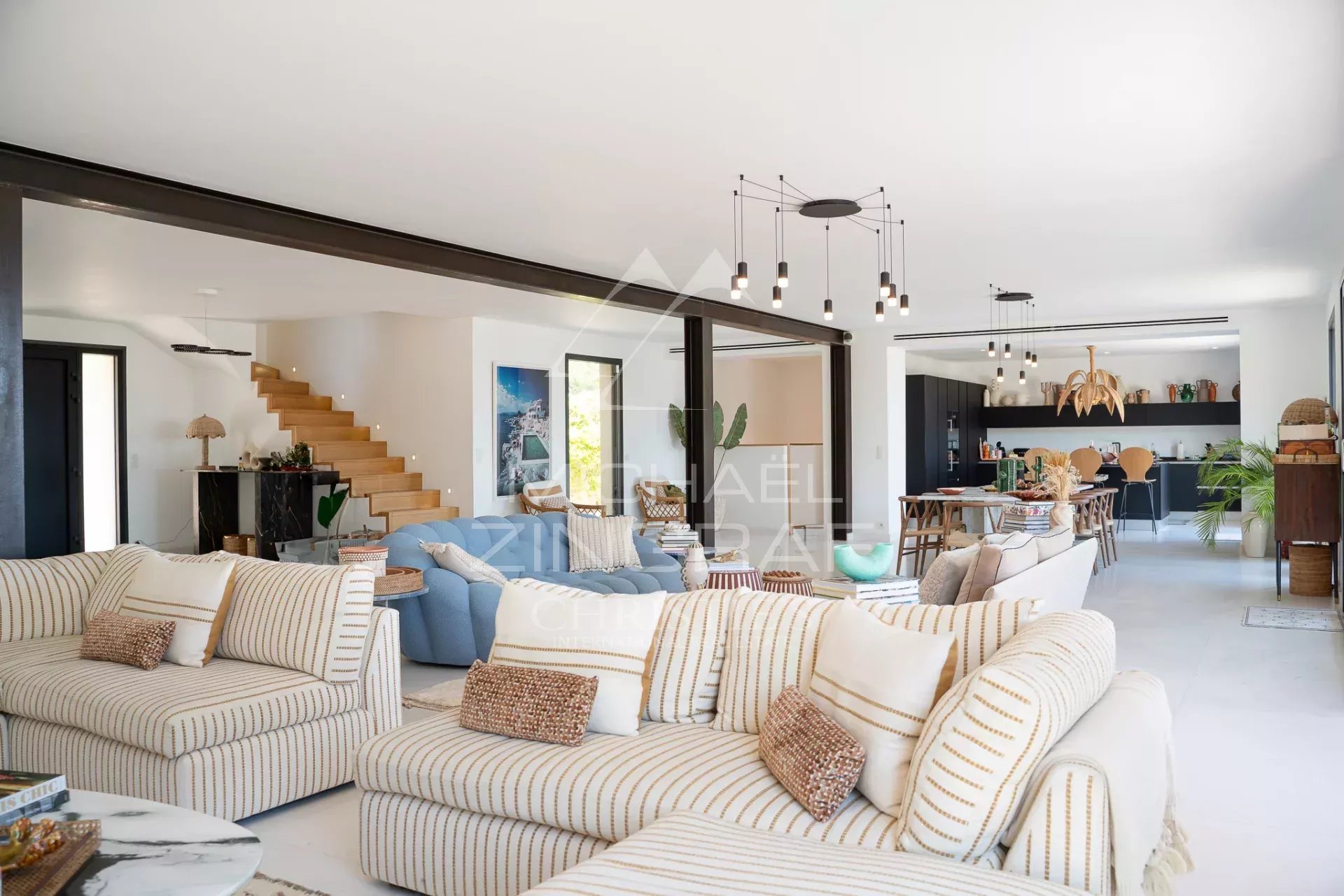 Intérieur moderne à Saint-Tropez Intérieur d'une propriété moderne à Saint-Tropez avec salon spacieux et décoration contemporaine.
