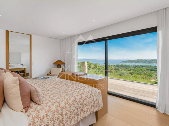 Chambre avec vue sur la mer dans une propriété à Saint-Tropez.