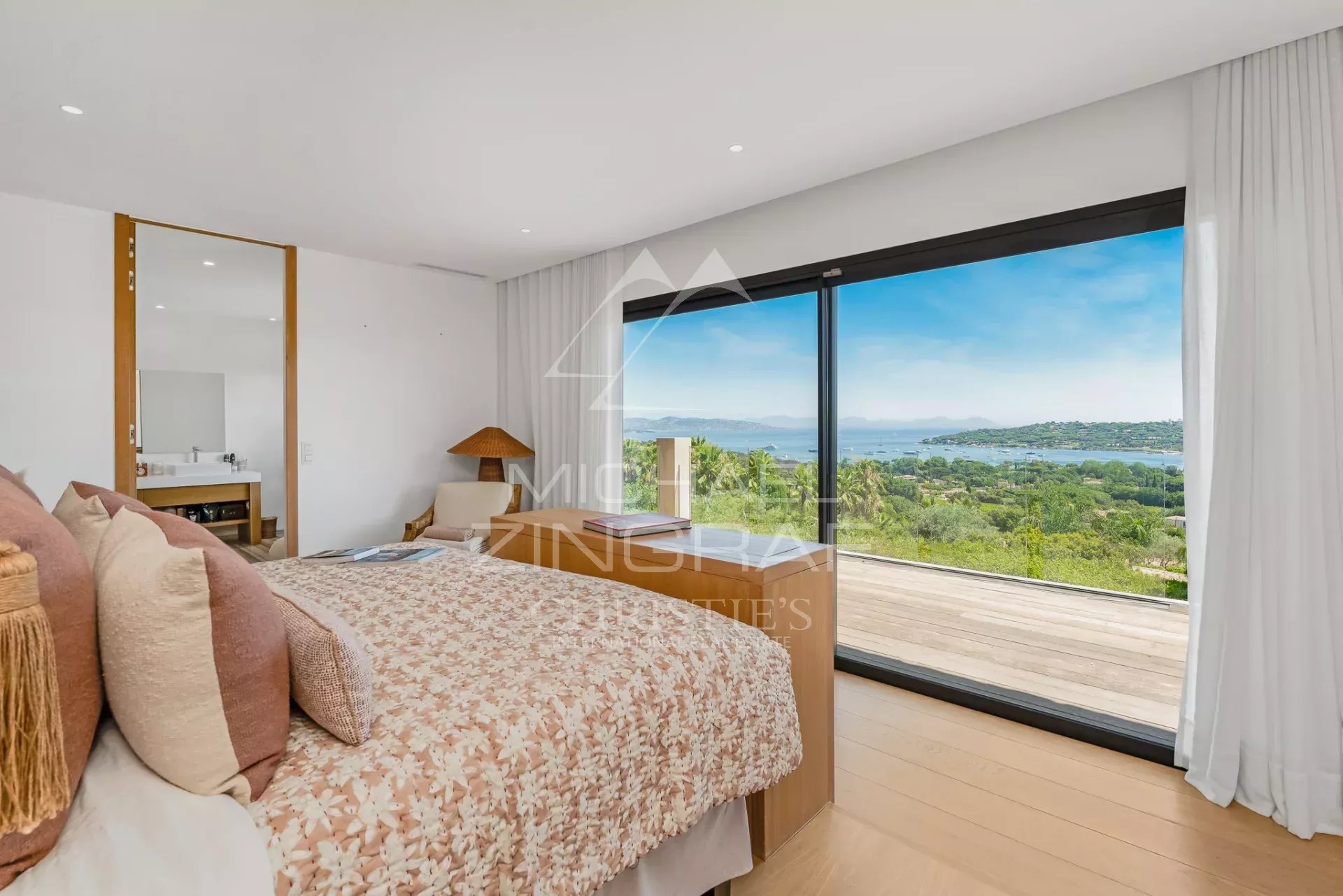 Chambre avec vue à Saint-Tropez Chambre avec vue sur la mer dans une propriété à Saint-Tropez.