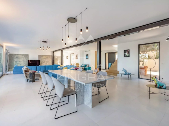 Intérieur moderne d'une propriété à Saint-Tropez avec salon, salle à manger et cuisine ouverte.