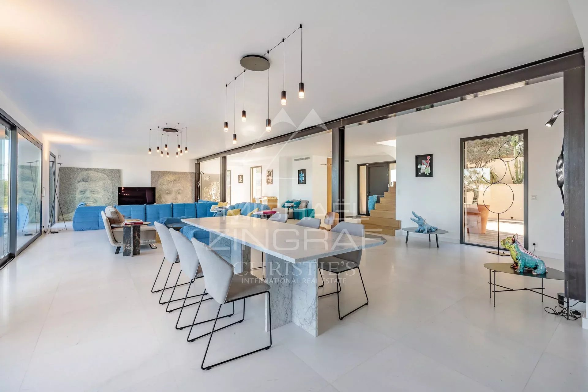 Intérieur d’une propriété à Saint-Tropez Intérieur moderne d'une propriété à Saint-Tropez avec salon, salle à manger et cuisine ouverte.