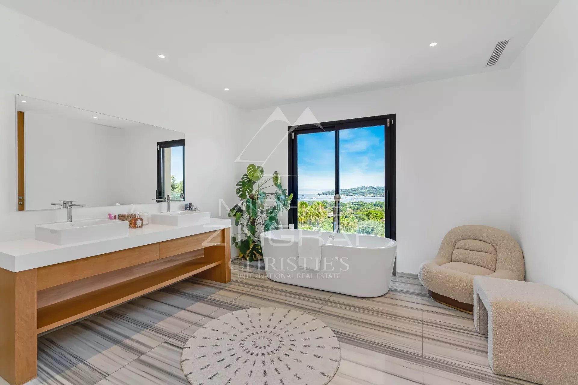 Salle de bain avec vue à Saint-Tropez Salle de bain moderne avec baignoire et vue sur la mer à Saint-Tropez.