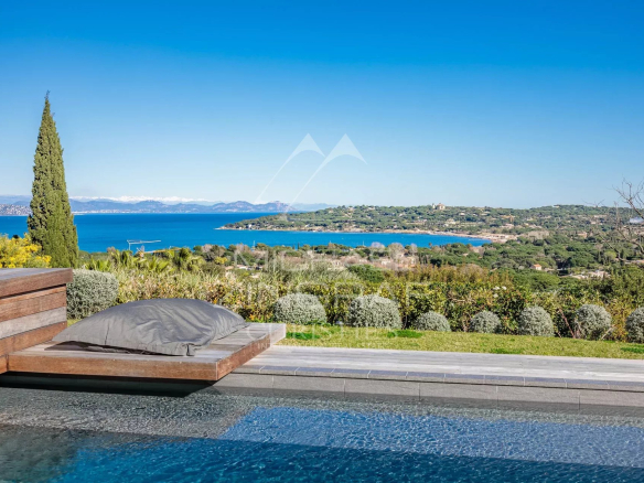 Vue panoramique sur la mer depuis une propriété à Saint-Tropez, avec piscine et espaces verts.