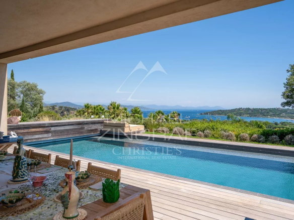 Vue panoramique sur la mer depuis une propriété avec piscine à Saint-Tropez.
