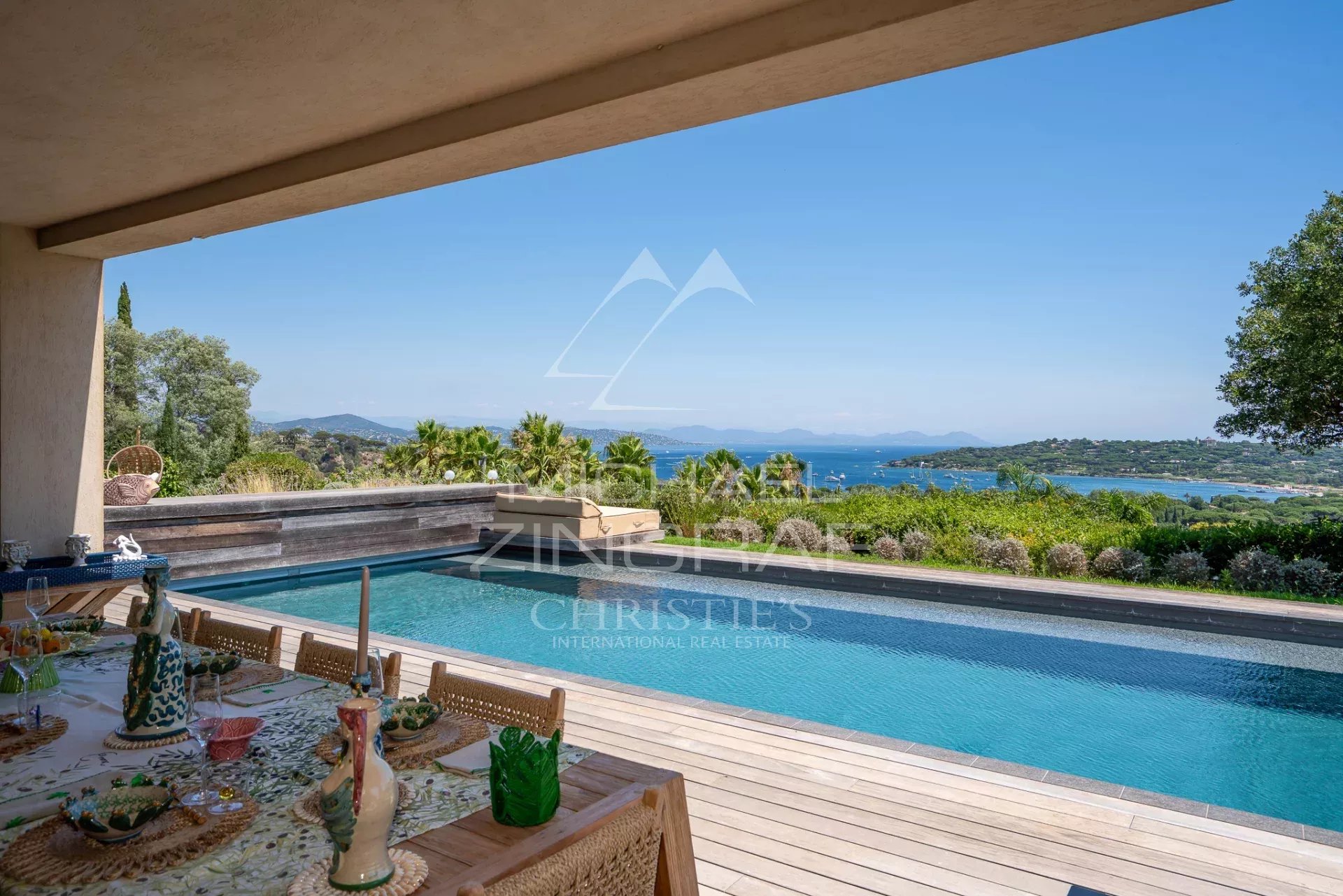 Propriété avec vue à Saint-Tropez Vue panoramique sur la mer depuis une propriété avec piscine à Saint-Tropez.