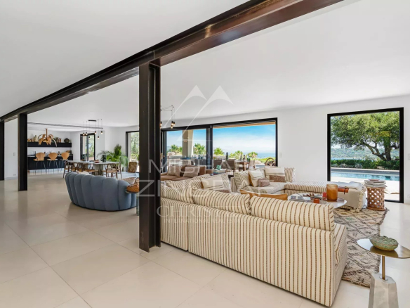 Intérieur d'une propriété moderne avec salon spacieux et vue sur la mer à Saint-Tropez.