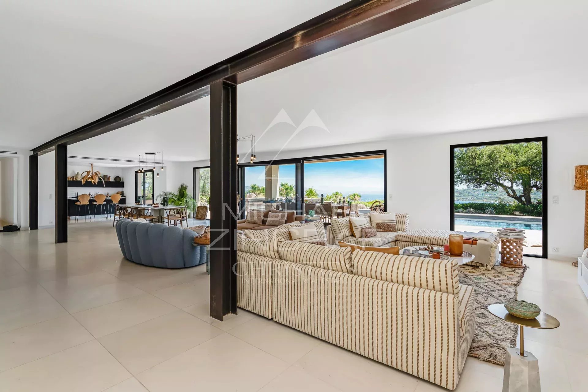 Intérieur d’une propriété à Saint-Tropez Intérieur d'une propriété moderne avec salon spacieux et vue sur la mer à Saint-Tropez.