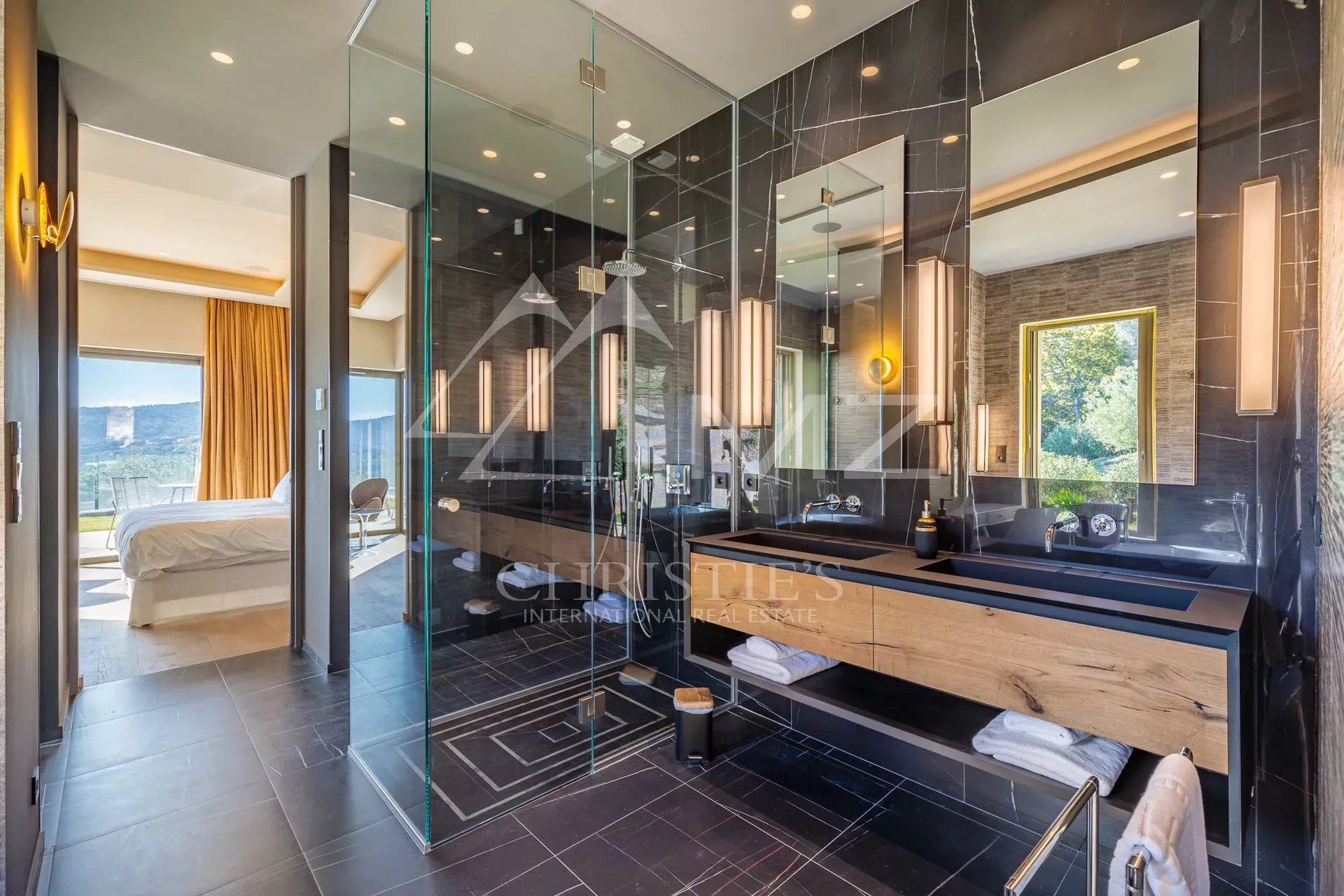 Salle de bain contemporaine Salle de bain moderne avec douche en verre et double vasque, vue sur la nature.