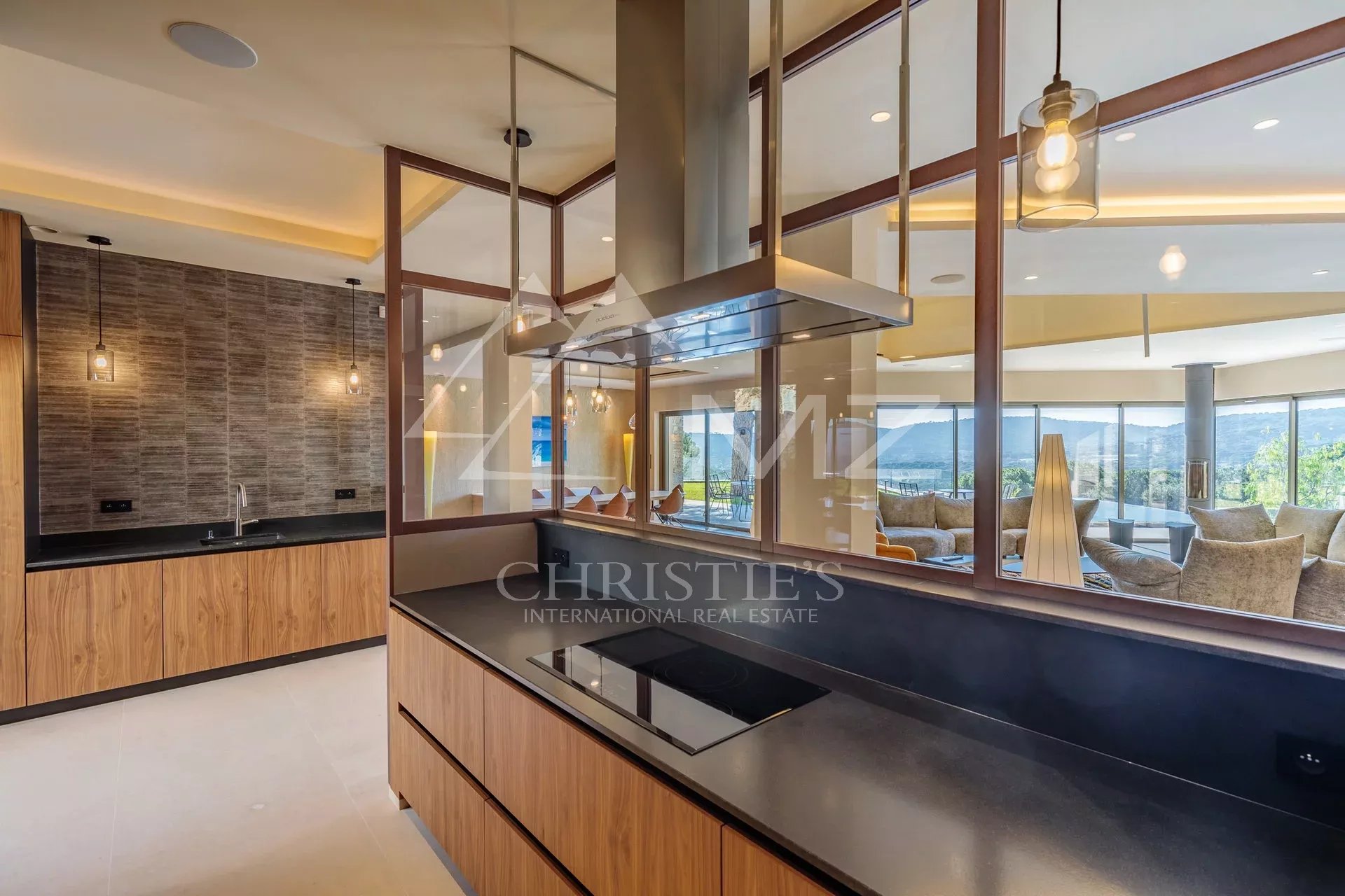 Cuisine moderne dans une villa à Ramatuelle Intérieur d'une villa moderne avec cuisine ouverte et vue sur un séjour spacieux à Ramatuelle.