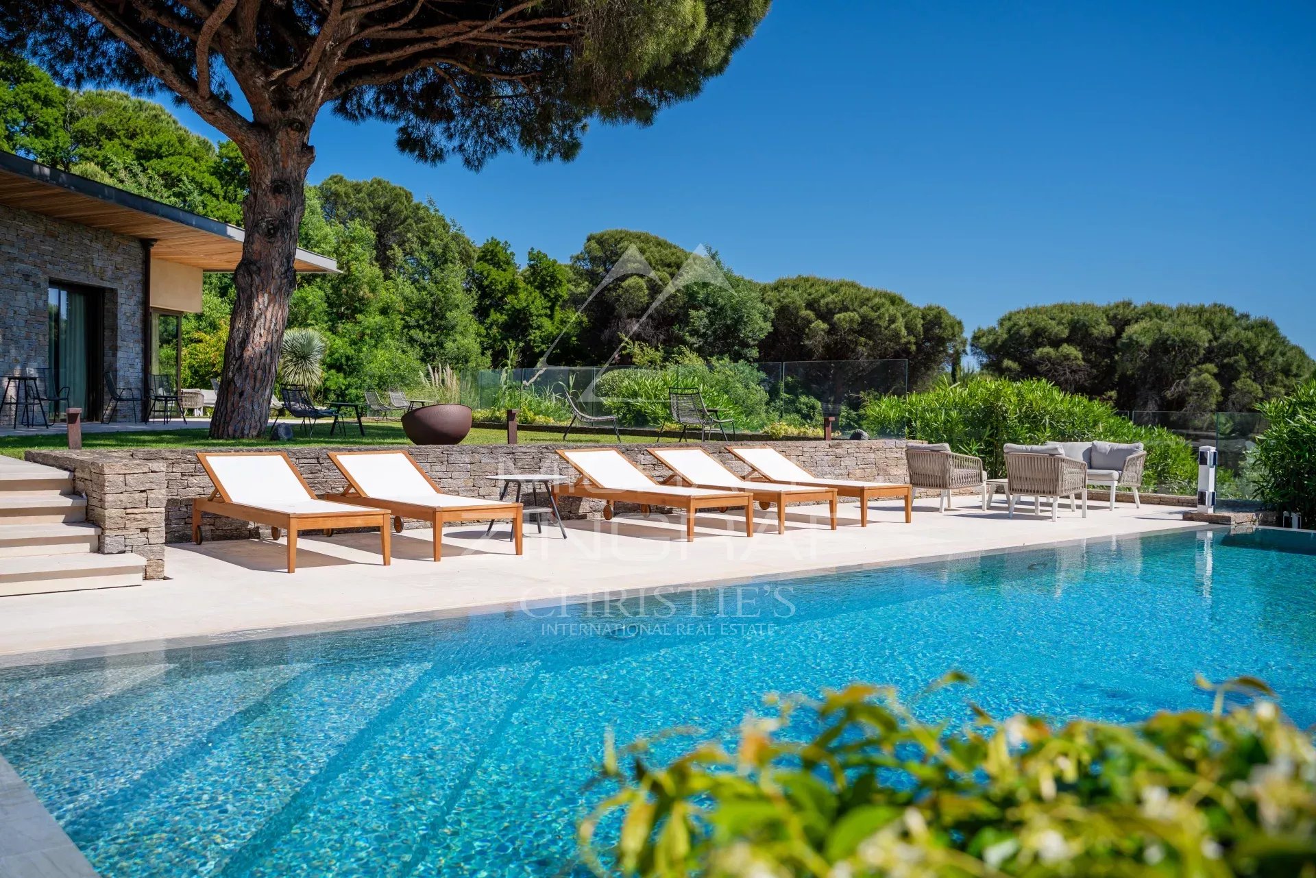 Propriété de luxe à Ramatuelle Vue de la piscine et des transats dans une propriété de luxe à Ramatuelle.
