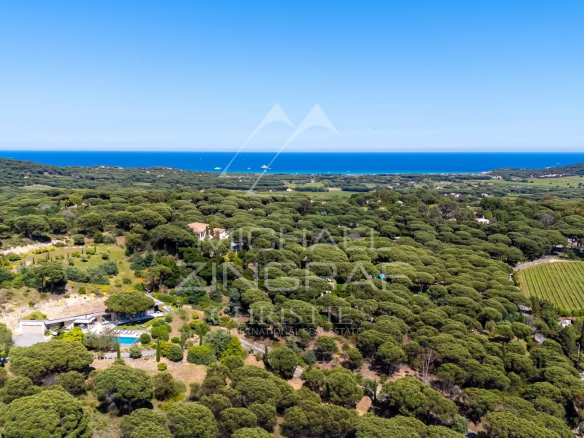 Vue panoramique d'une propriété de luxe entourée de nature à Ramatuelle, près de la mer.