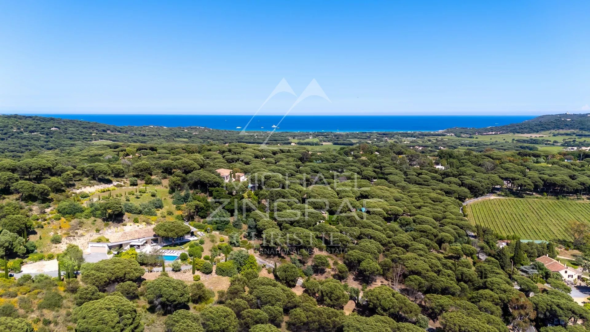 Propriété de luxe à Ramatuelle Vue panoramique d'une propriété de luxe entourée de nature à Ramatuelle, près de la mer.