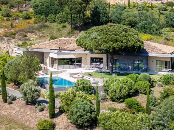 Propriété moderne avec piscine entourée de verdure à Ramatuelle.