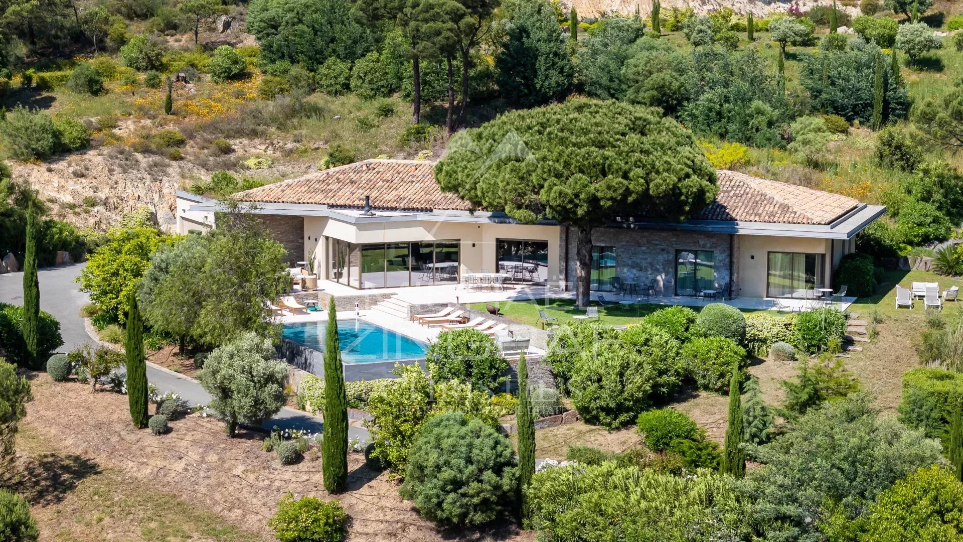 Propriété d’exception à Ramatuelle Propriété moderne avec piscine entourée de verdure à Ramatuelle.