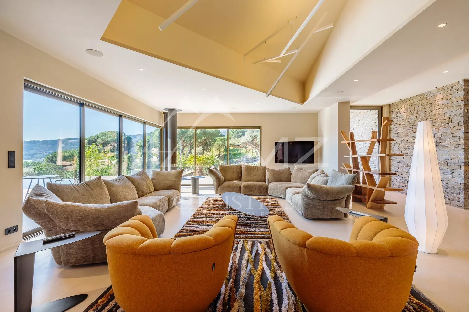 Salon spacieux d’une villa à Ramatuelle Intérieur d'une villa moderne avec un grand salon lumineux et des canapés confortables à Ramatuelle.