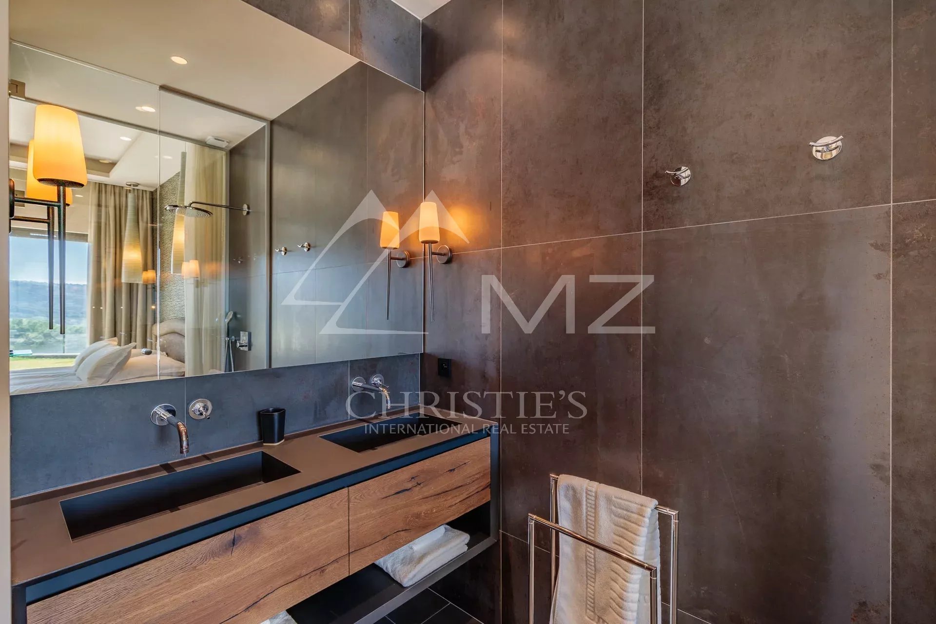 Salle de bain contemporaine Salle de bain moderne avec lavabo en bois et miroir, éclairage élégant.