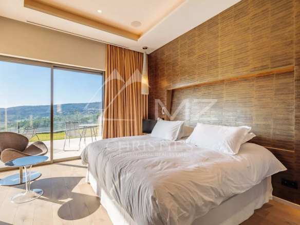 Chambre d'une villa moderne avec vue sur la nature à Ramatuelle.