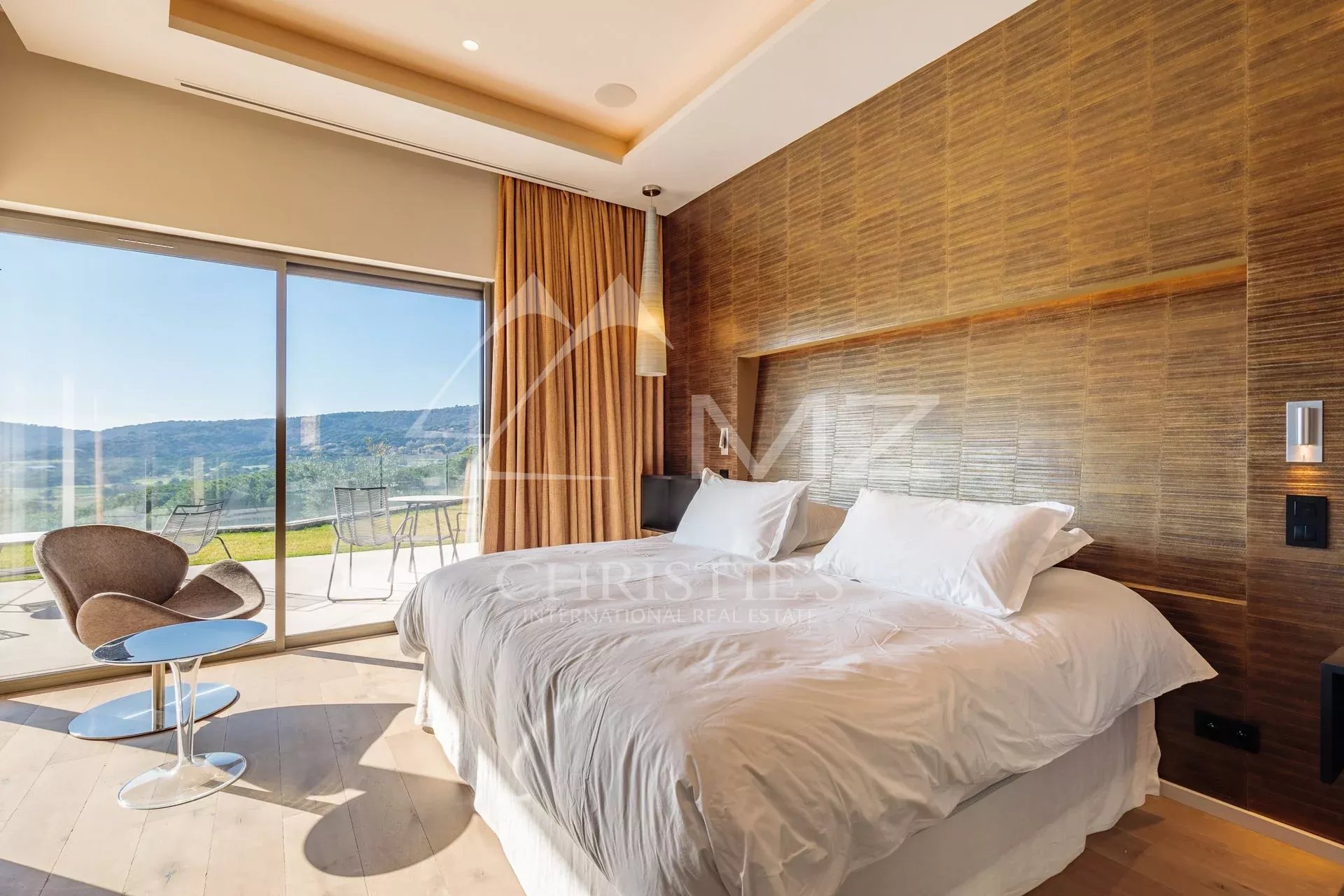 Chambre de villa à Ramatuelle Chambre d'une villa moderne avec vue sur la nature à Ramatuelle.