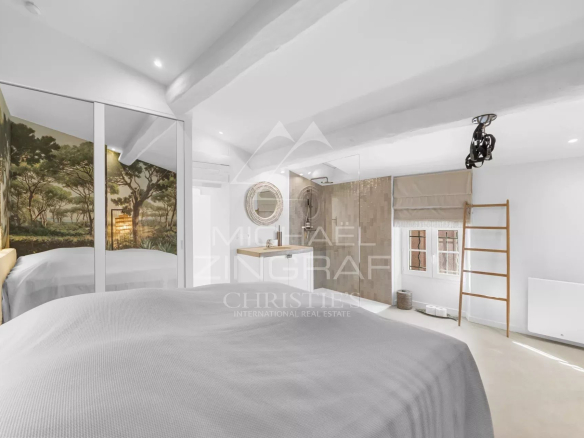 Chambre d'un duplex rénové à Saint-Tropez, avec décor élégant et lumière naturelle.