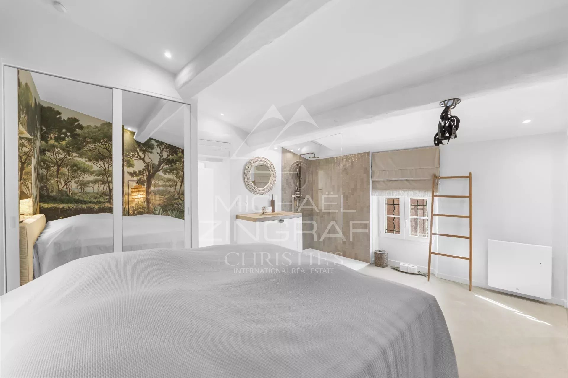 Chambre d’un duplex à Saint-Tropez Chambre d'un duplex rénové à Saint-Tropez, avec décor élégant et lumière naturelle.