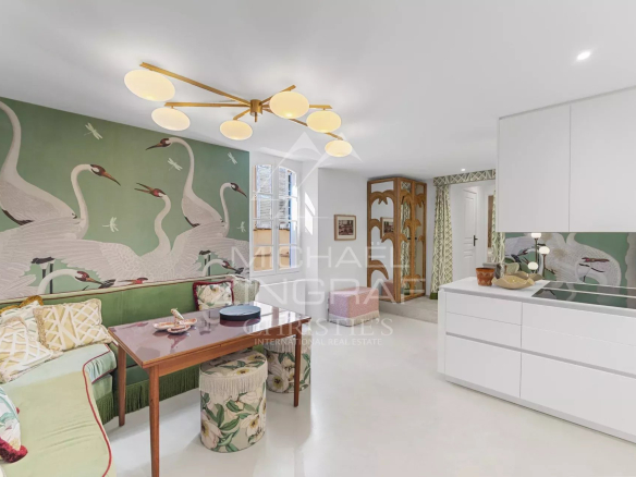 Intérieur d'un duplex rénové à Saint-Tropez avec cuisine moderne et décoration élégante.
