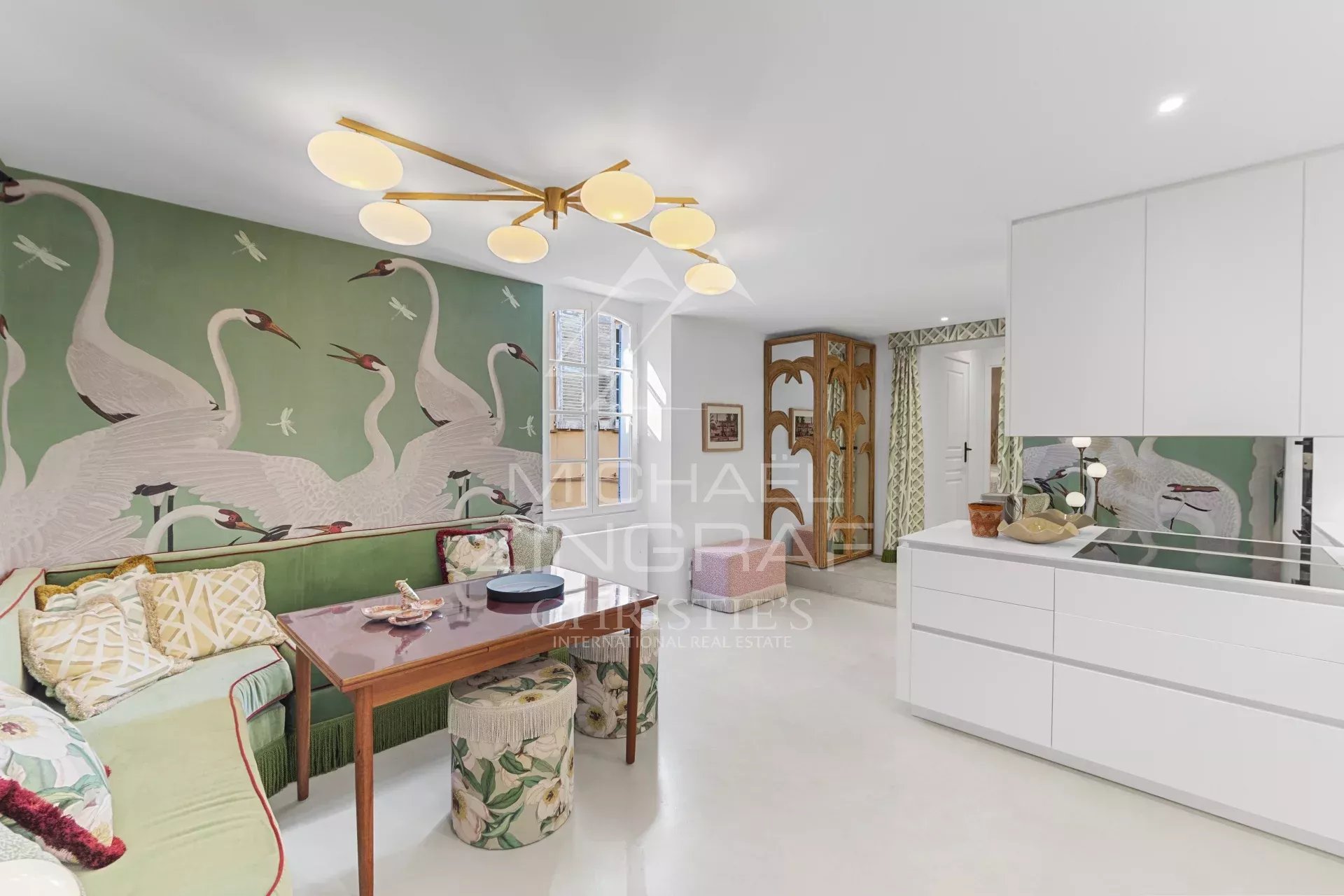 Duplex d’exception à Saint-Tropez Intérieur d'un duplex rénové à Saint-Tropez avec cuisine moderne et décoration élégante.