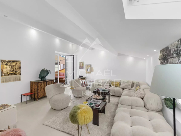 Intérieur d'un duplex rénové à Saint-Tropez avec salon lumineux et décoration moderne.