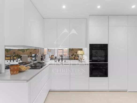 Cuisine moderne et élégante d'un duplex à Saint-Tropez, avec équipements haut de gamme.