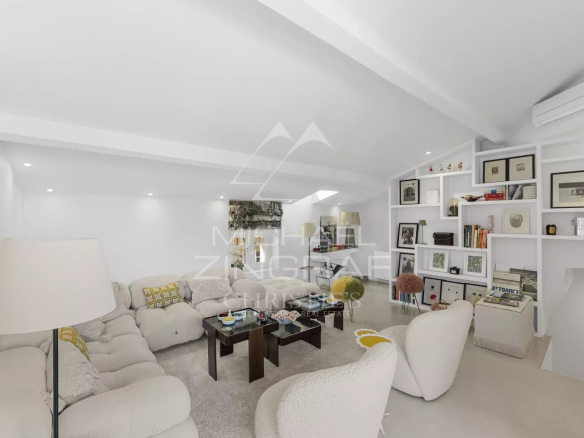 Intérieur d'un duplex rénové à Saint-Tropez avec salon lumineux et décor moderne.