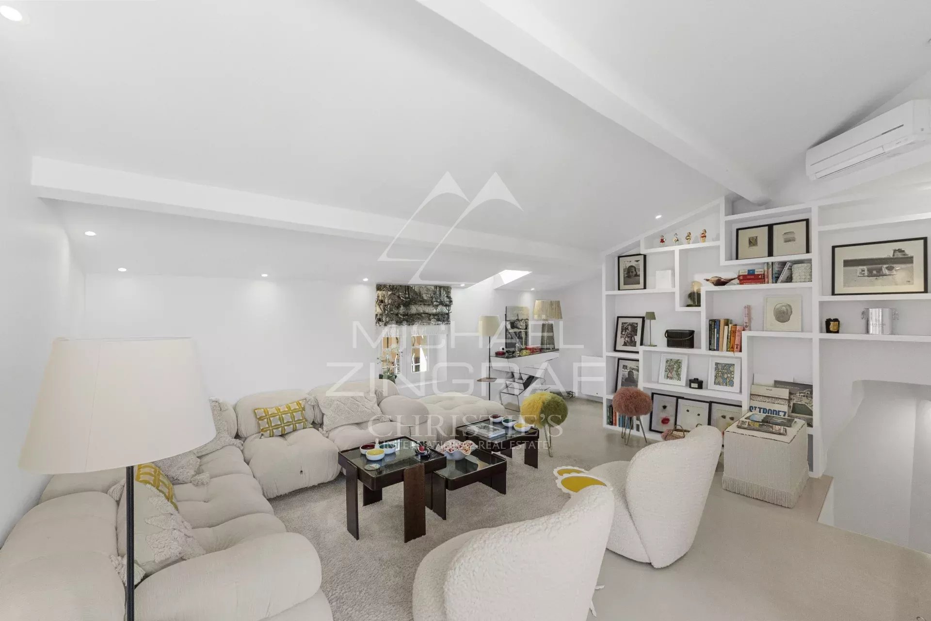 Duplex d’exception à Saint-Tropez Intérieur d'un duplex rénové à Saint-Tropez avec salon lumineux et décor moderne.
