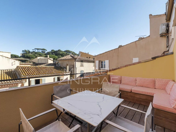 Terrasse d'un duplex à Saint-Tropez avec mobilier extérieur et vue sur les toits.