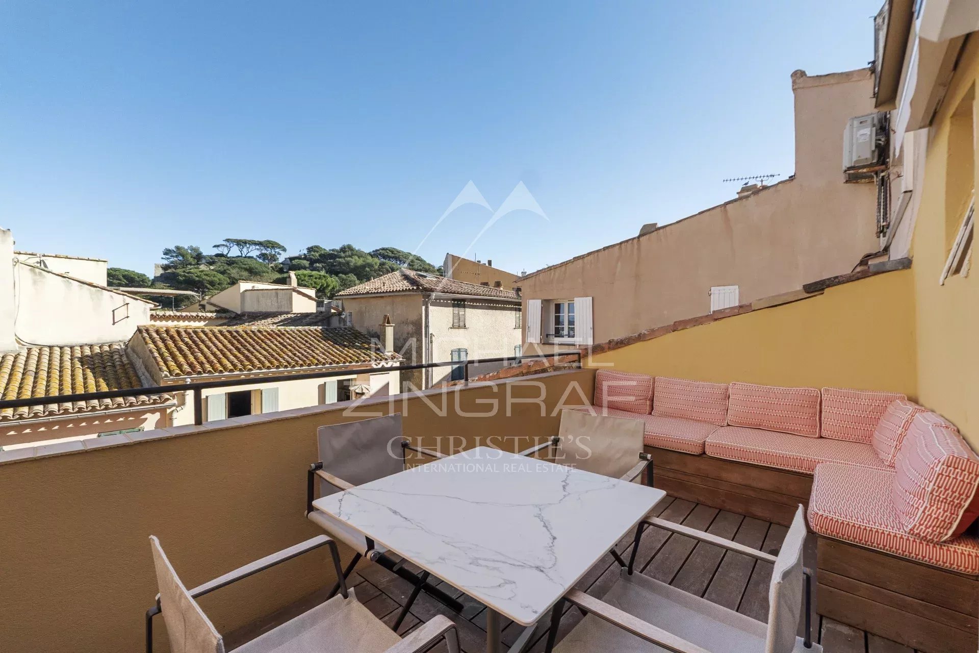 Terrasse d’un duplex à Saint-Tropez Terrasse d'un duplex à Saint-Tropez avec mobilier extérieur et vue sur les toits.