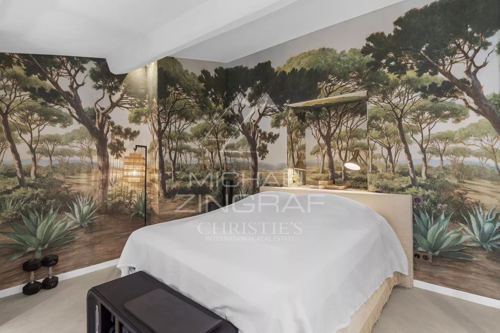 Chambre d’un duplex à Saint-Tropez Chambre d'un duplex rénové avec un décor mural de paysage naturel.