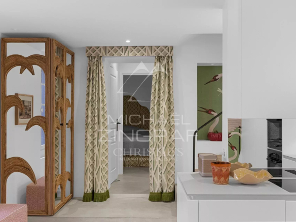 Intérieur d'un duplex rénové à Saint-Tropez avec cuisine et espace salle à manger