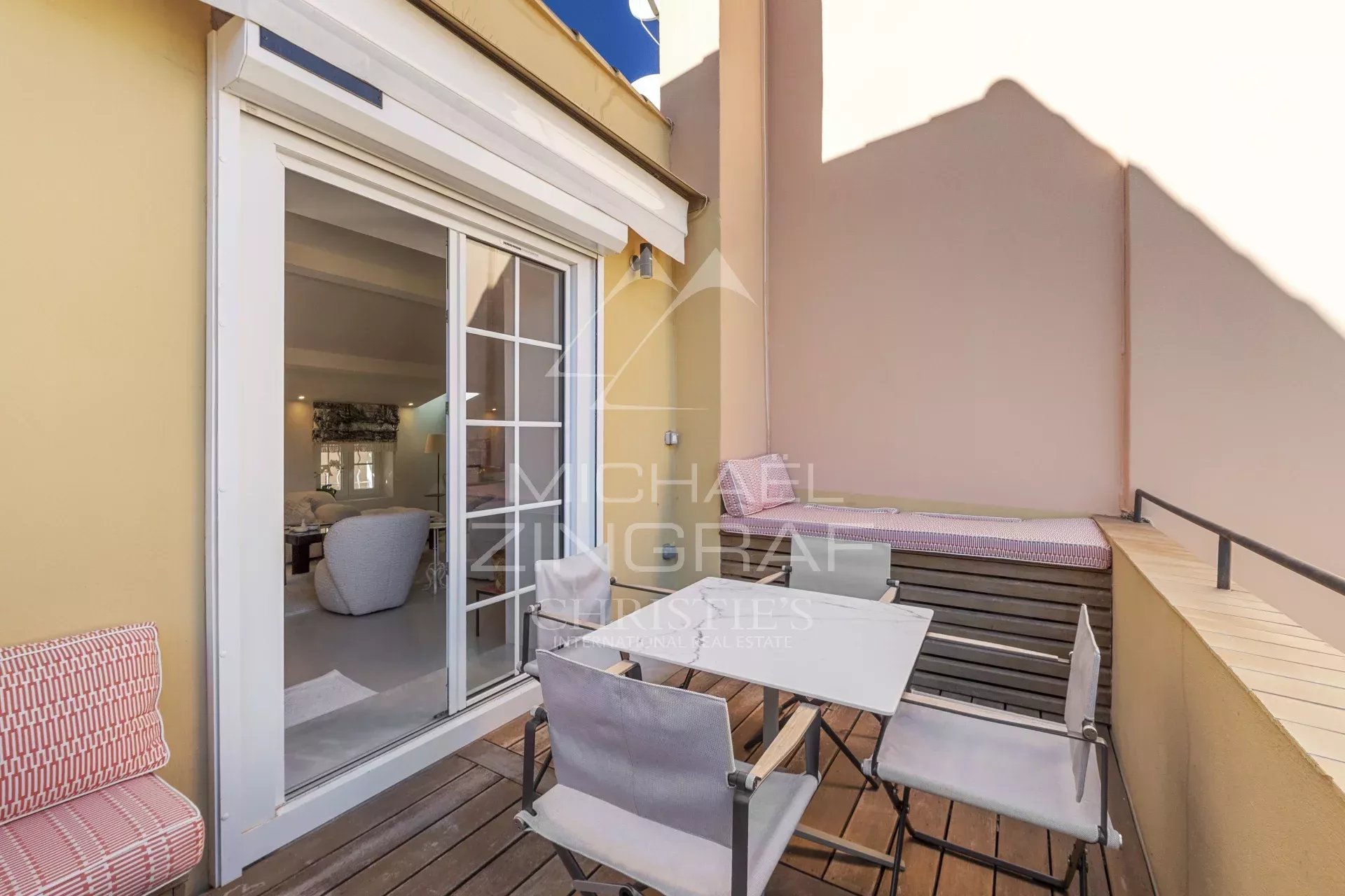Terrasse d’un duplex à Saint-Tropez Terrasse d'un duplex à Saint-Tropez avec mobilier extérieur et vue sur le ciel.