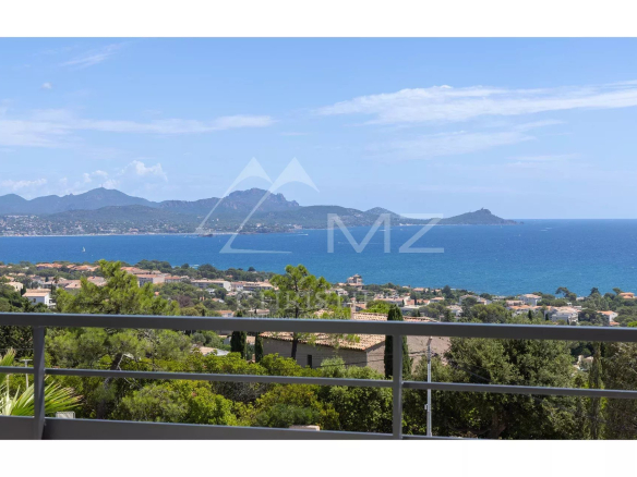Vue panoramique sur la mer et le Massif de l'Estérel depuis une villa contemporaine aux Issambres.
