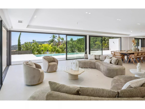 Intérieur d'une villa contemporaine avec vue sur la mer et le jardin, Les Issambres.