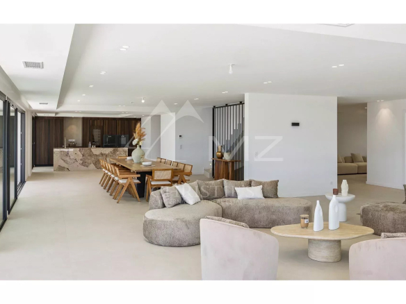 Intérieur d'une villa contemporaine avec mobilier moderne et vue sur la mer.