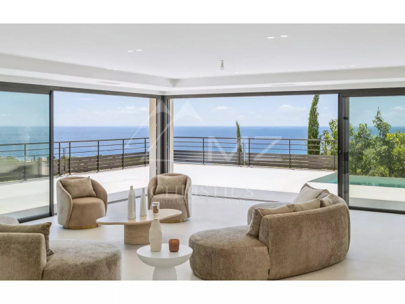 Intérieur d'une villa contemporaine avec vue sur la mer et le Massif de l'Estérel, Les Issambres.