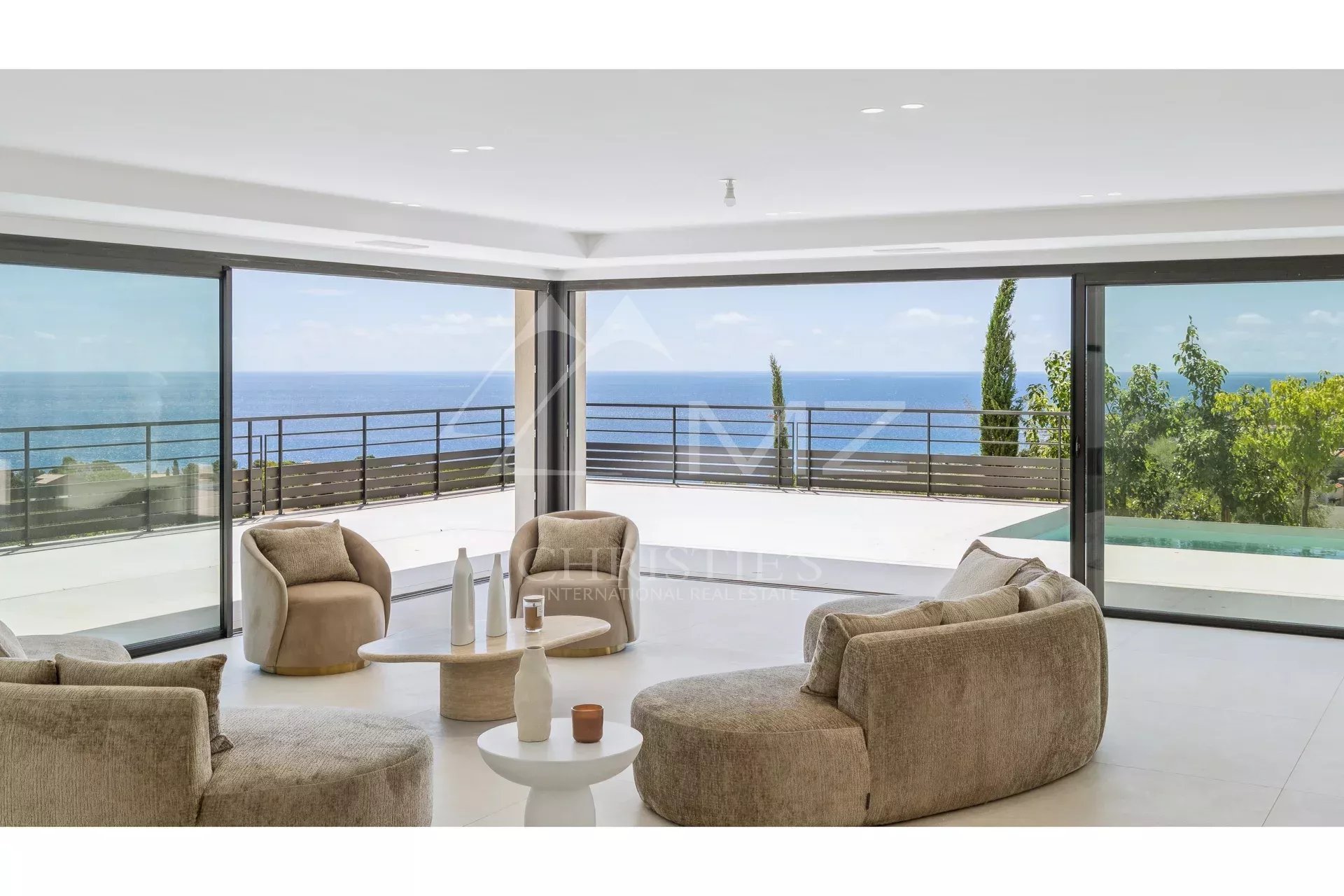 Villa contemporaine avec vue sur la mer Intérieur d'une villa contemporaine avec vue sur la mer et le Massif de l'Estérel, Les Issambres.