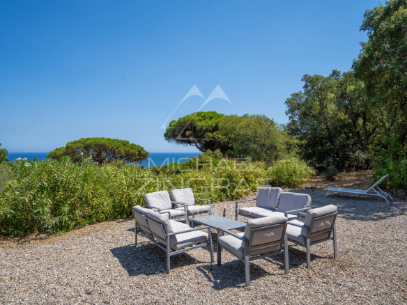 Terrasse d'une villa à Sainte-Maxime avec vue sur la mer, mobilier de jardin en extérieur.
