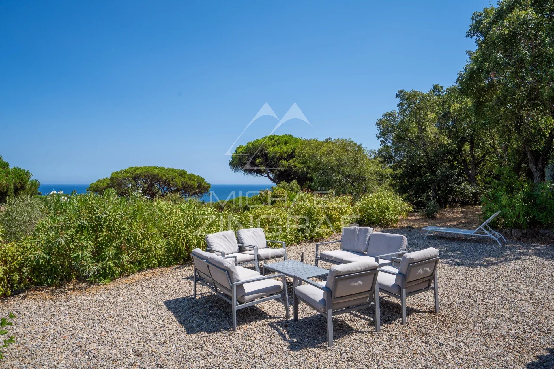 Terrasse élégante à Sainte-Maxime Terrasse d'une villa à Sainte-Maxime avec vue sur la mer, mobilier de jardin en extérieur.